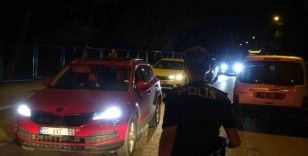Denizli’de denetimden kaçmak isterken başka araca çarpan lüks otomobil, ekiplerce durduruldu
