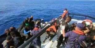 Göçmenleri taşıyan lastik bot arıza yaptı, Sahil Güvenlik kurtardı
