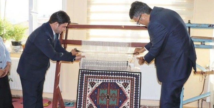 Vali Çelik, kadın kursiyerlerin yerine kilim kesti
