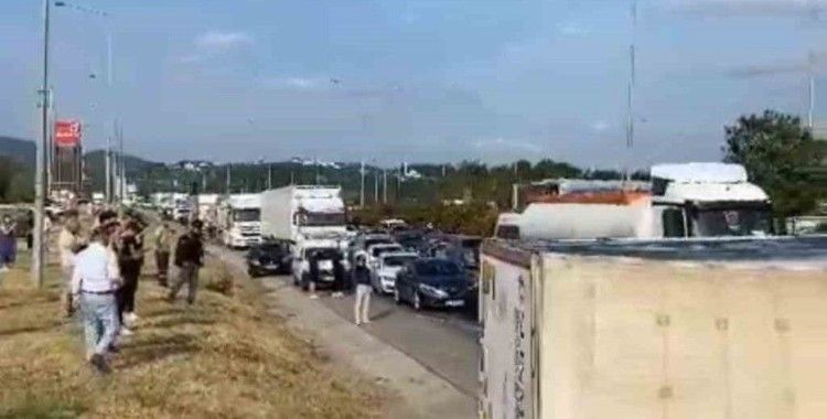 Kontrolden çıkan tır yan yattı