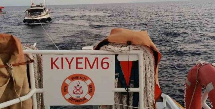 Açık denizde yanan tekneyi KIYEM ekipleri söndürdü