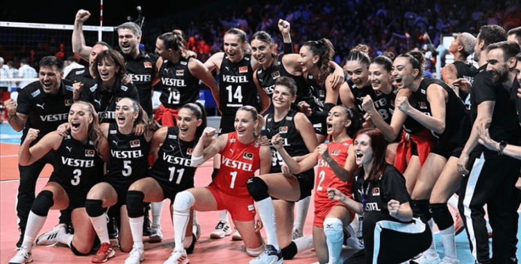 Avrupa şampiyonu A Milli Voleybol Takımı, olimpiyat elemeleri için Japonya'ya gitti