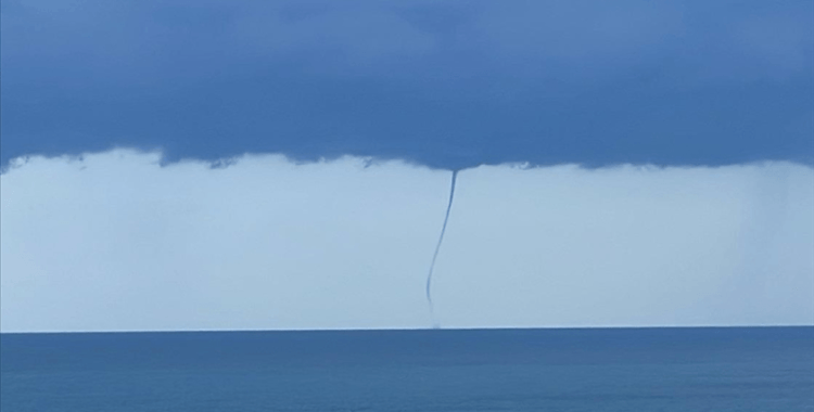 Rize'de denizde çıkan hortum cep telefonuyla görüntülendi