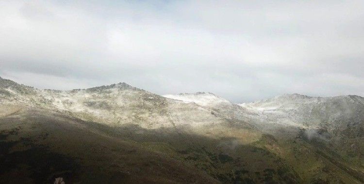 Rize’nin yüksek kesimlerine mevsimin ilk karı yağdı
