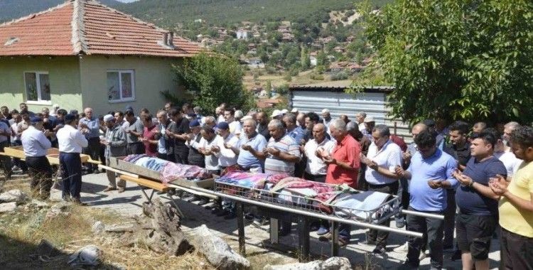 Denizli’deki kazada hayatını kaybeden aile Burdur’da toprağa verildi
