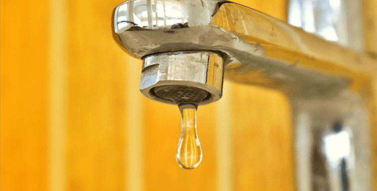 İstanbul'da su kesintisine ve musluklardan çamurlu su akmasına vatandaşlar tepki gösterdi