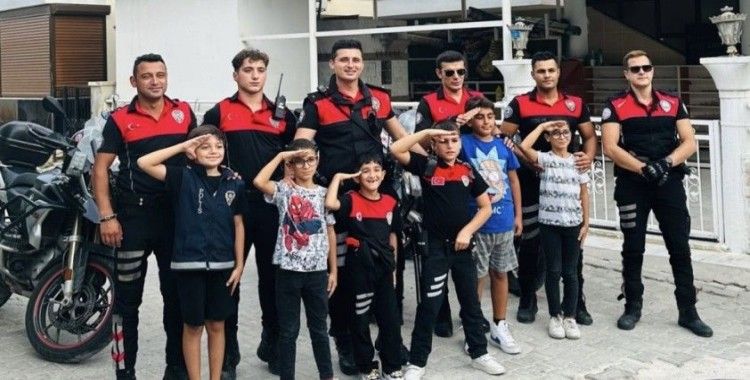 İzmir’de renkli görüntüler: Çevirme yapan miniklere polisten sürpriz
