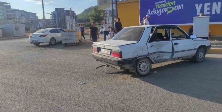 İki otomobil çarpıştı: 2 yaralı
