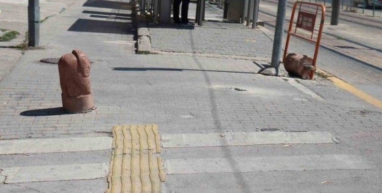 Vandalların yeni hedefi figürlü beton dubalar oldu
