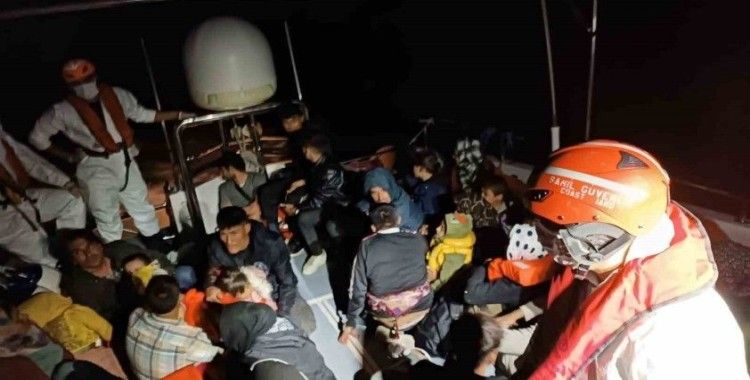 İHA’lar tespit etti, lastik bot içindeki 52 kişi yakalandı