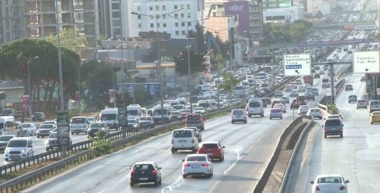 Okulların açıldığı ilk gün İstanbul’da trafik yoğunluğu yaşandı
