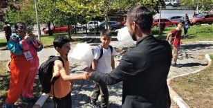 Muhtar adayı, pamuk şeker ve balon dağıtarak öğrencileri mutlu etti
