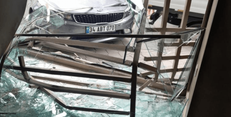 Aracını park ederken yanlışlıkla fren yerine gaza basınca otele daldı