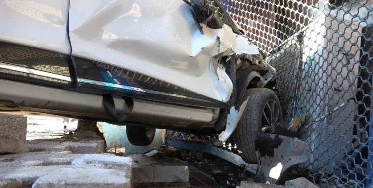 2 otomobil çarpıştı, araçlardan biri markete daldı
