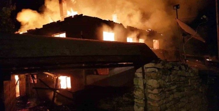 İki katlı ev alev alev yandı
