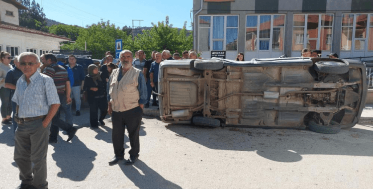 Kavşağa ters şeritten giren otomobil kazaya sebep oldu: 1 yaralı