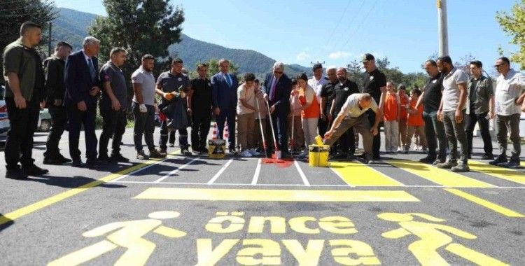 Vali Aslan öğrencilerle boya yaptı
