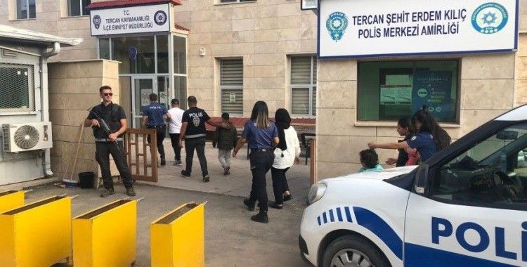 Sahte İran pasaportlu 5 kişi yakalandı
