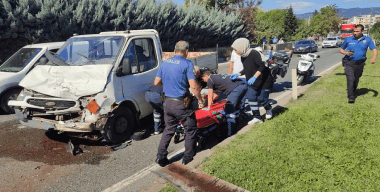 Kamyonet tıra arkadan çarptı