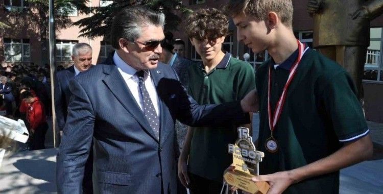 Endüstriyel Robotik Kol Kategorisi’nde dünya birincisi ve ikincisi olan öğrencilere ödül verildi