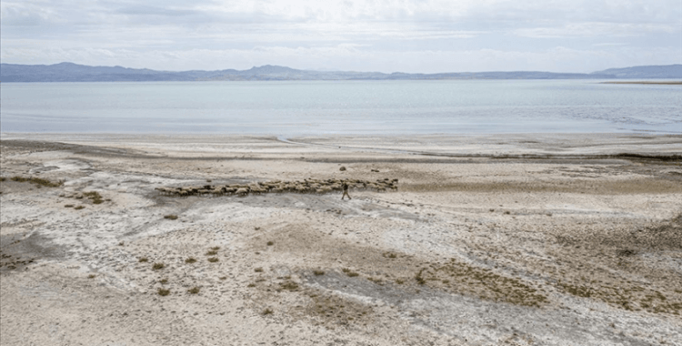 Van Gölü kuraklık nedeniyle küçülmeye devam ediyor