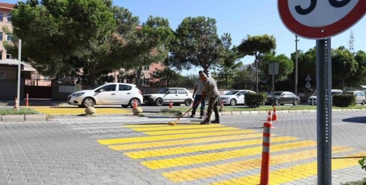 Burhaniye’de yaya geçitleri yenileniyor
