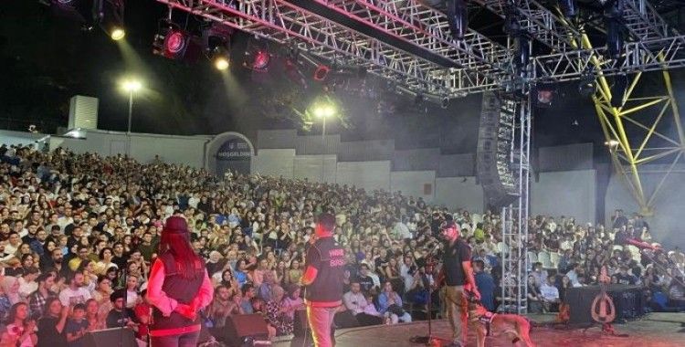 Ünlü grubun konserinde uyuşturucu uyarısı