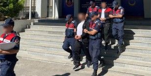 Hırsızlık ve yağma suçlarından aranan firari 2 hükümlü gazinoda yakalandı