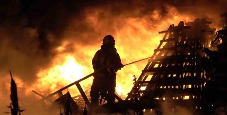 Bursa’da soğuk hava deposunda çıkan yangında alevler geceyi aydınlattı
