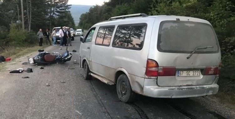 Minibüsle çarpışan motosikletin sürücüsü hayatını kaybetti