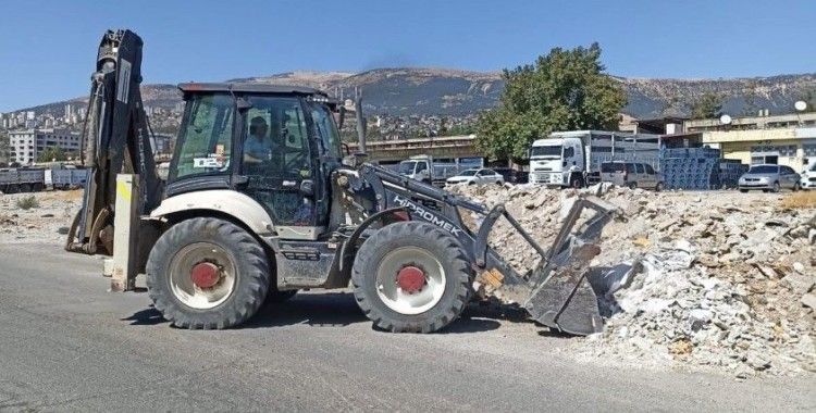 Kahramanmaraş’ta belediye ekipleri inşaat atıklarını kaldırıyor