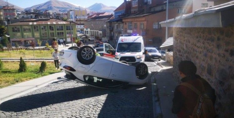Erzurum'da trafik kazası: Araç takla attı