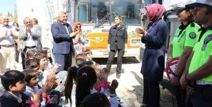 Mutluluk kervanı eğlendirerek, bilgi dağıtıyor
