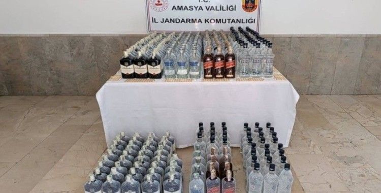Merzifon'da bir araçta 298 litre sahte içki ele geçirildi