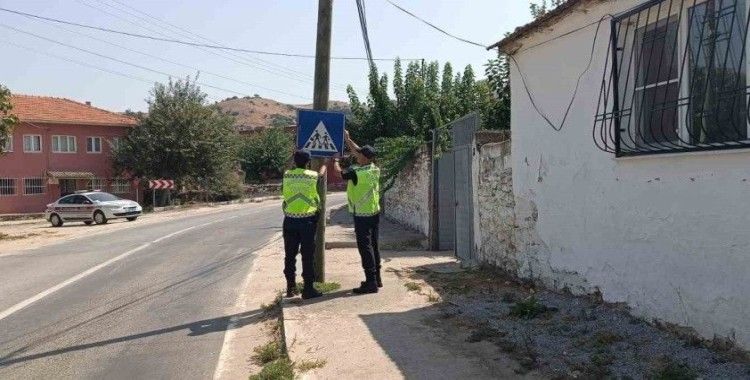 Aydın’da jandarma ekipleri trafik levhaların kontrol etti
