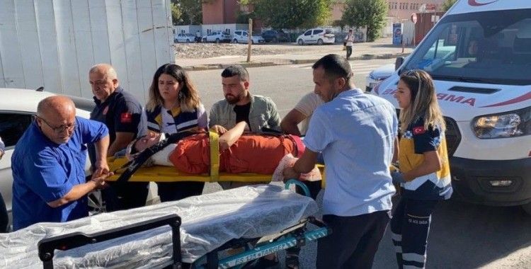 Motosiklet yayaya çarptı: 2 yaralı