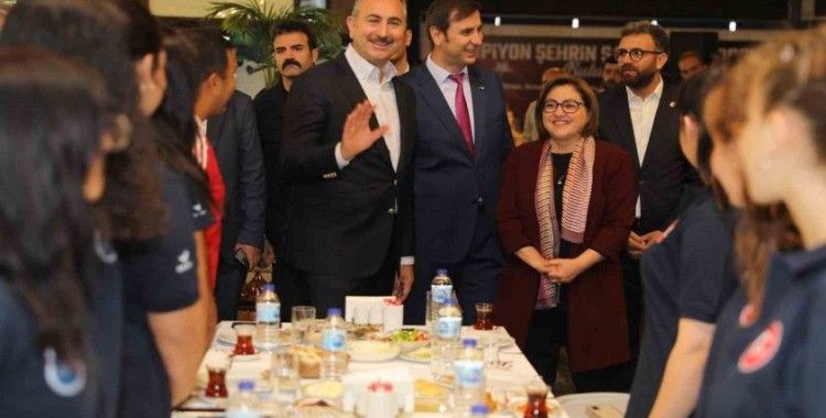Başarılı sporcular, Fatma Şahin ile bir araya geldi
