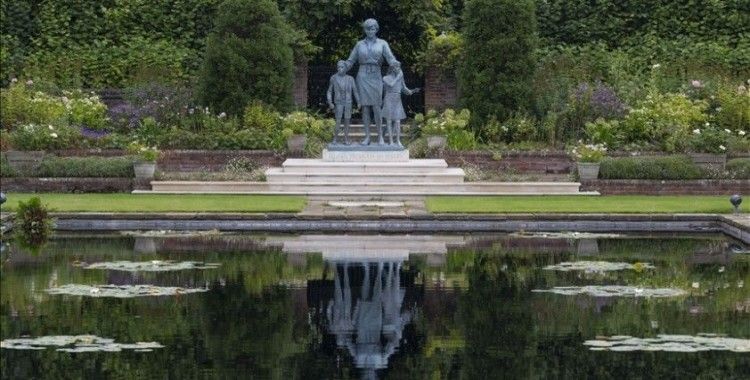 Prenses Diana'nın ikonik koyunlu kazağı açık artırmada 1,1 milyon dolara satıldı