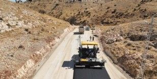Mardin’de Türkmen Vadisi alternatif çevre yoluna ilk asfalt döküldü
