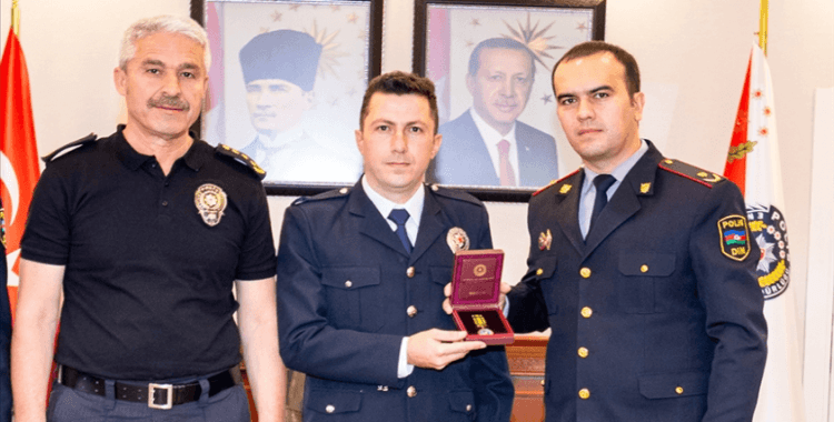 Türkiye-Ermenistan maçında Azerbaycan bayrağına saygı gösteren Türk polis memuruna madalya