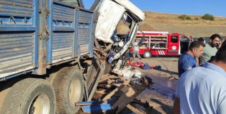 Bingöl'de kamyon ve tır çarpıştı: 2 yaralı
