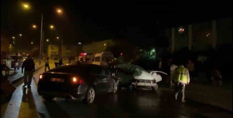 Bursa’da 2 araç kafa kafaya çarpıştı: 1’i ağır 2 yaralı
