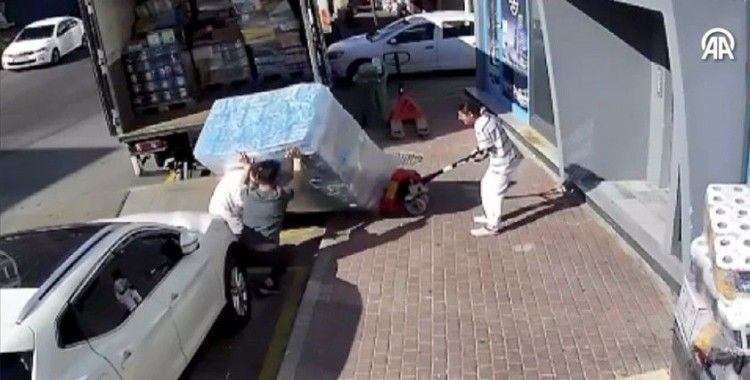 Sarıyer'de devrilen su yüklü paletin altında kalan kişi yaralandı