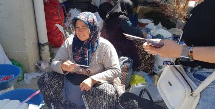 Pazarda kadına yönelik şiddetle mücadele için broşür dağıttılar
