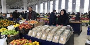 El emeği ürünlerini pazarda satan kadın esnaf aile ekonomisine katkı sağlıyor
