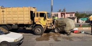 Çöp kamyonu, kamyonete çarptı: 4 ölü, 2 yaralı