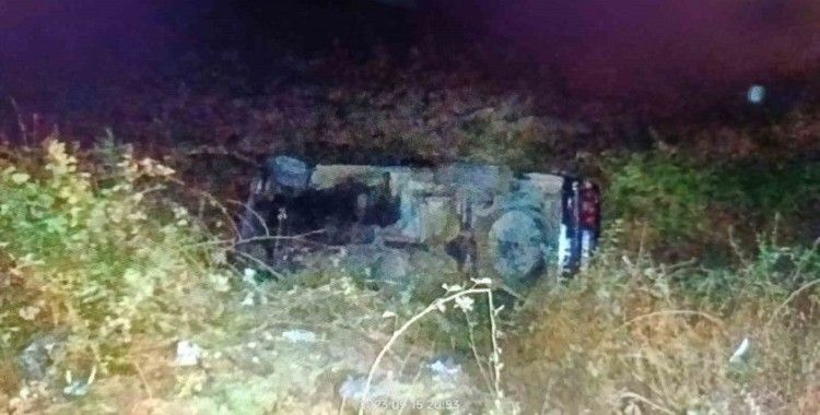 Otomobil şarampole devrildi
