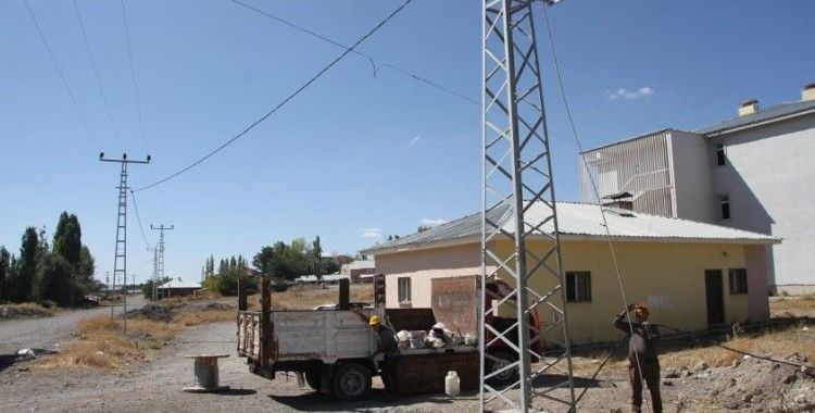 Malazgirt’te elektrik direkleri yenileniyor
