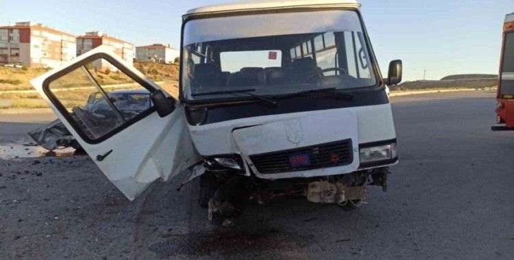 Ankara’da otomobil ile işçi servisi kafa kafaya çarpıştı: 15 yaralı
