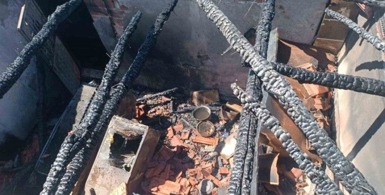Çıkan yangında 2 katlı ev kül oldu, tütünler vatandaşlarca kurtarıldı